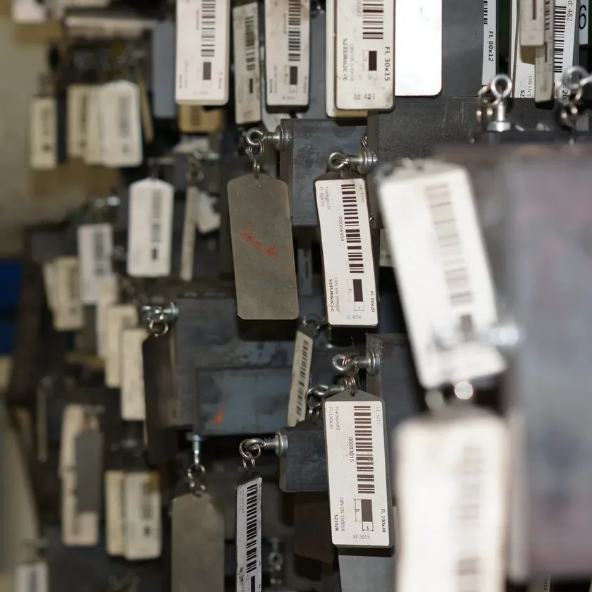 Stangenmaterial mit Barcode-Etiketten im Lager