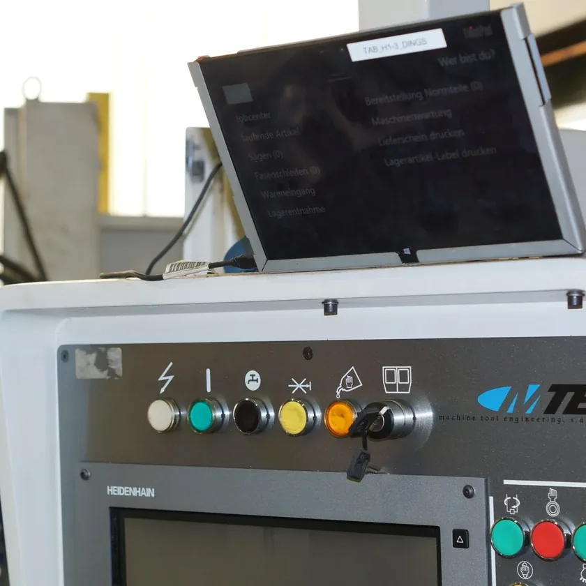 Tablet mit bIT 4.0 an der Steuerung einer CNC-Maschine