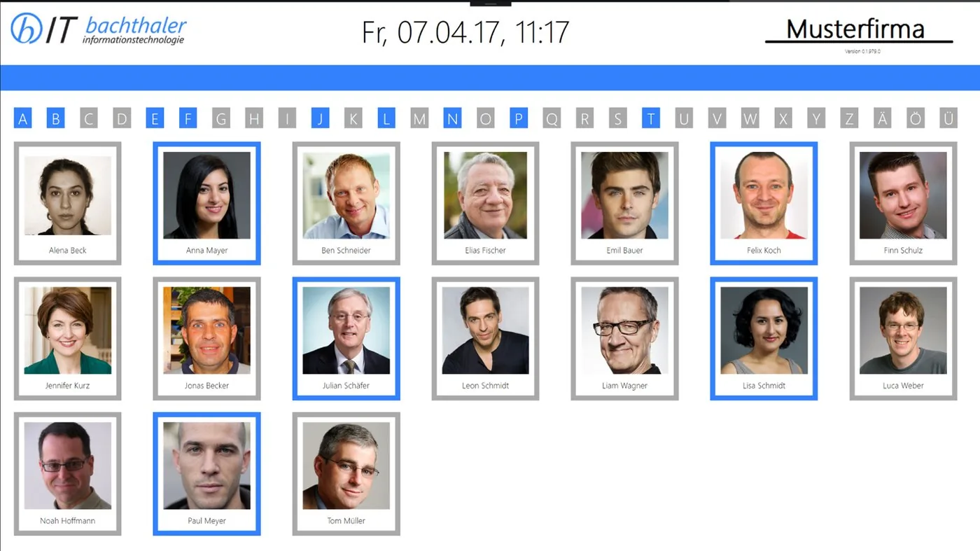 Stempeluhr auf dem Tablet mit Fotos der Mitarbeiter